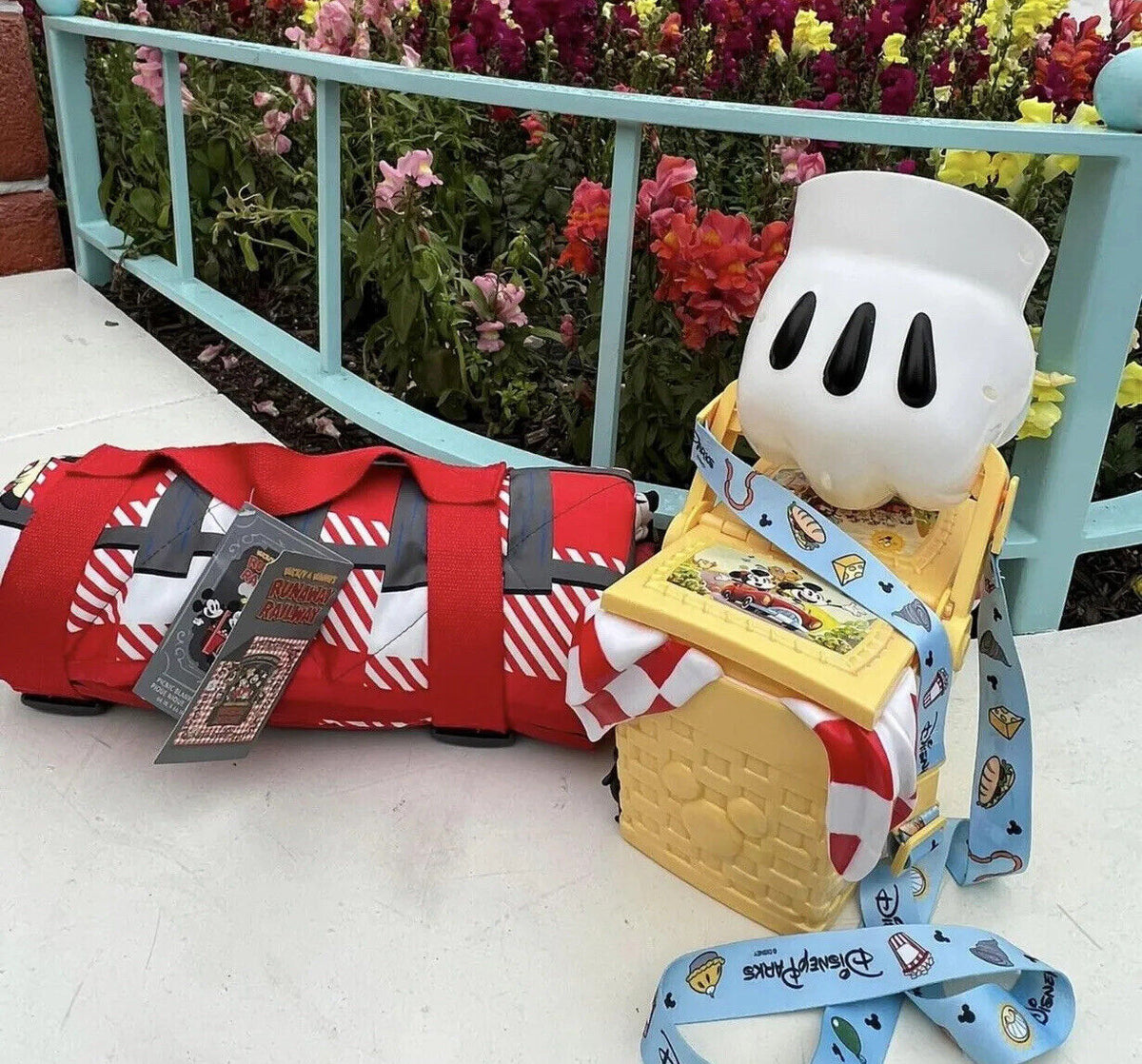 Mickey Mouse Glove Toontown Picnic Basket & BIG Blanket Disney Runaway
