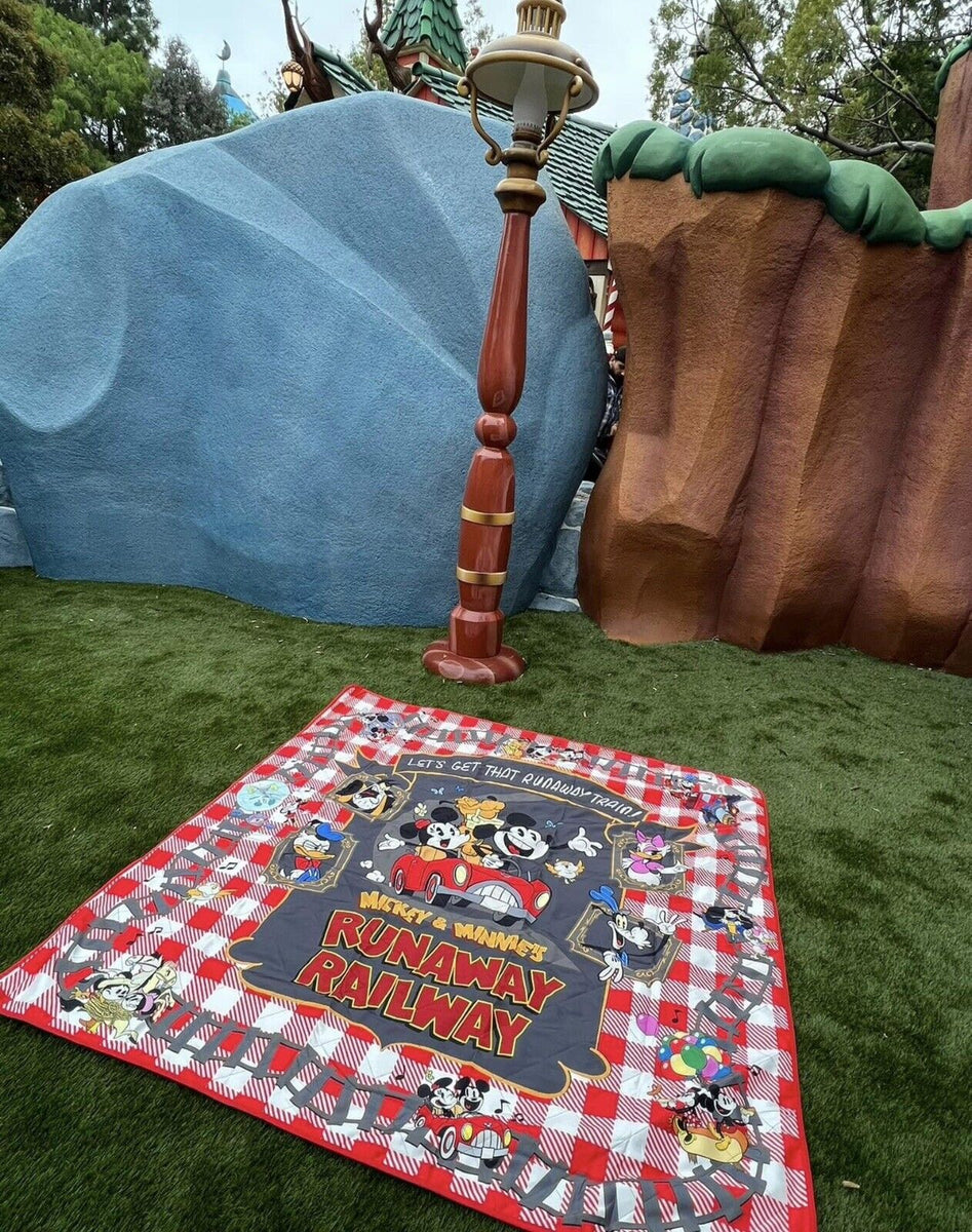 Mickey Mouse Glove Toontown Picnic Basket & BIG Blanket Disney Runaway